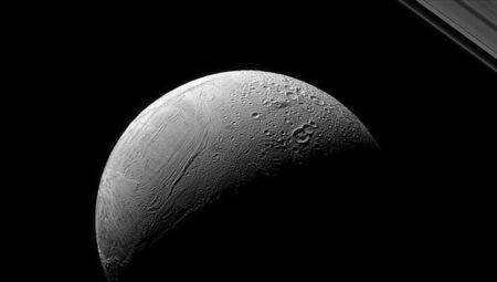 Satürn’ün uydusu Enceladus’taki ‘kaplan sırtı deseni’ nin sırrı çözüldü
